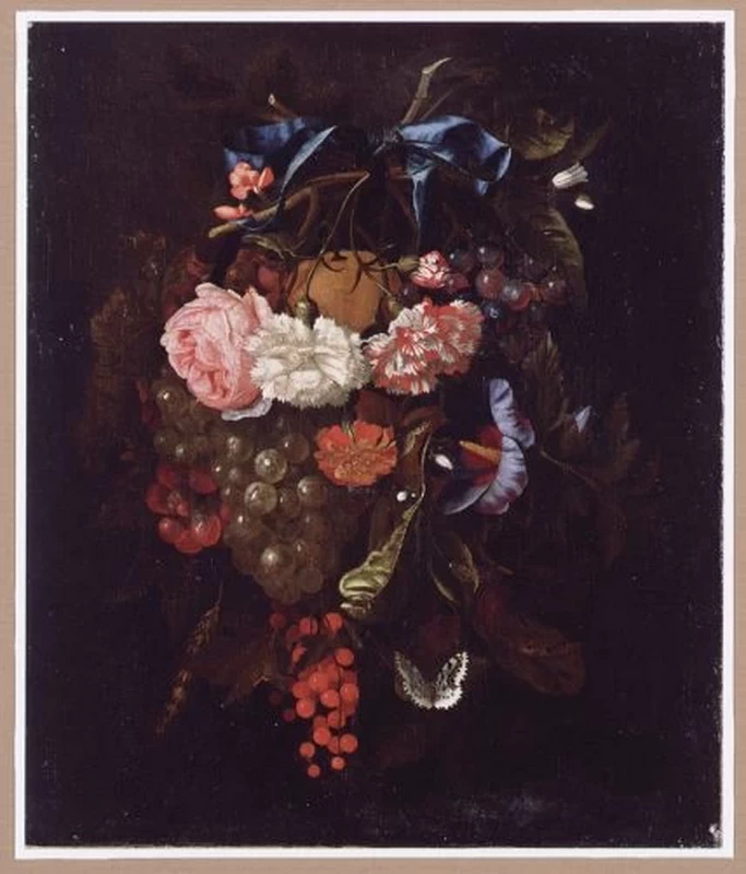 Disposizione di fiori e frutti appesi a un fiocco blu